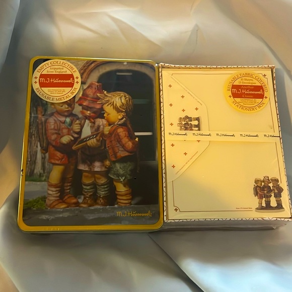 New 1993 M.J. Hummel School Boys Metal Box and 30 Sheets 15 Envelopes - Picture 1 of 6